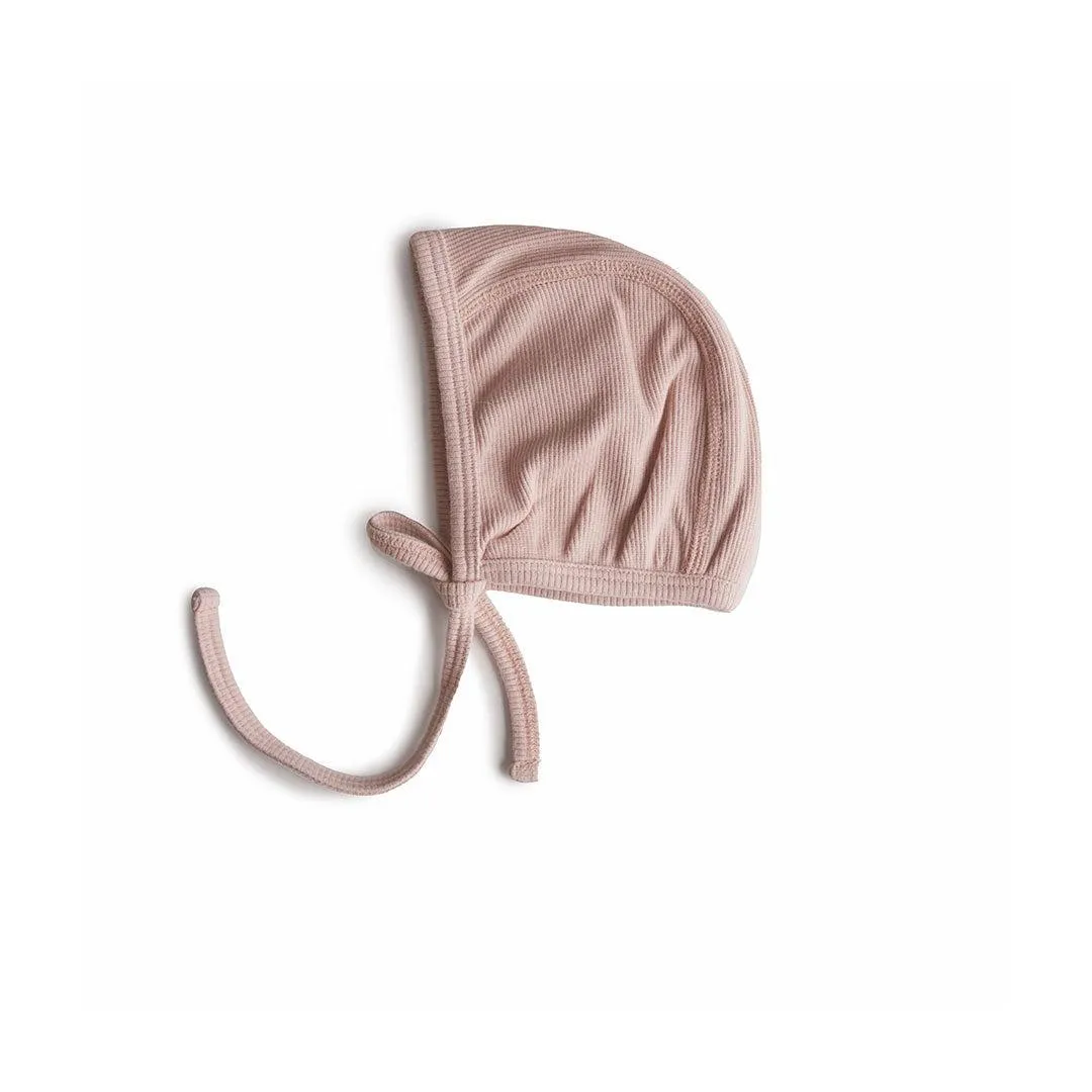 Mushie Ribbed Baby Bonnet - Blush